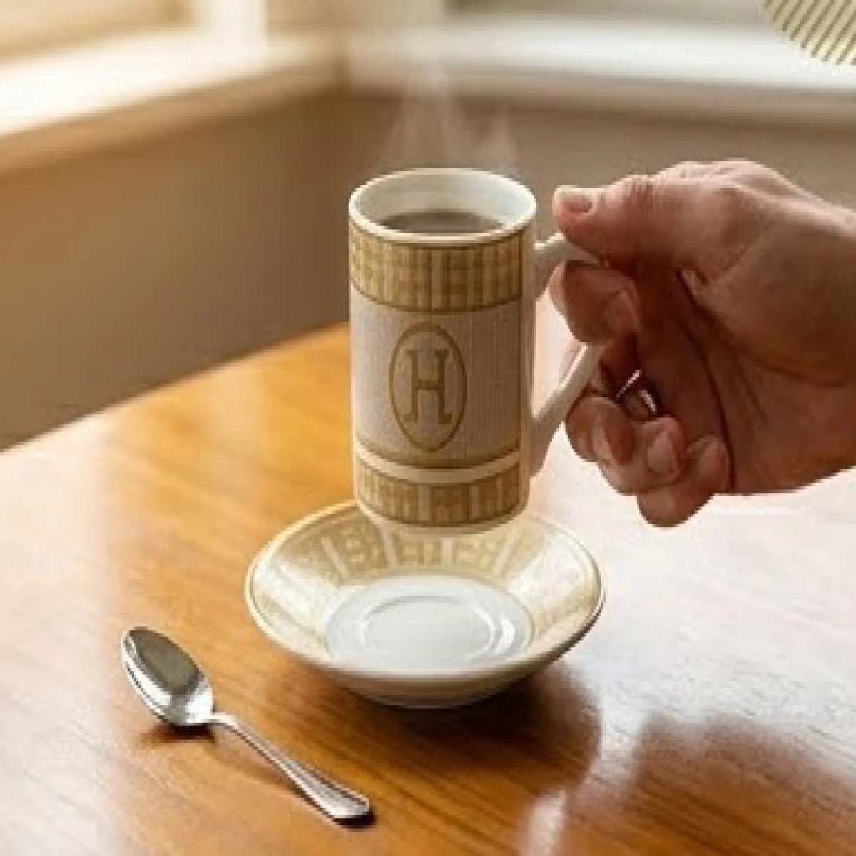 HERMÈS – Luxury Gold Coffee Cup Set - صورة 4