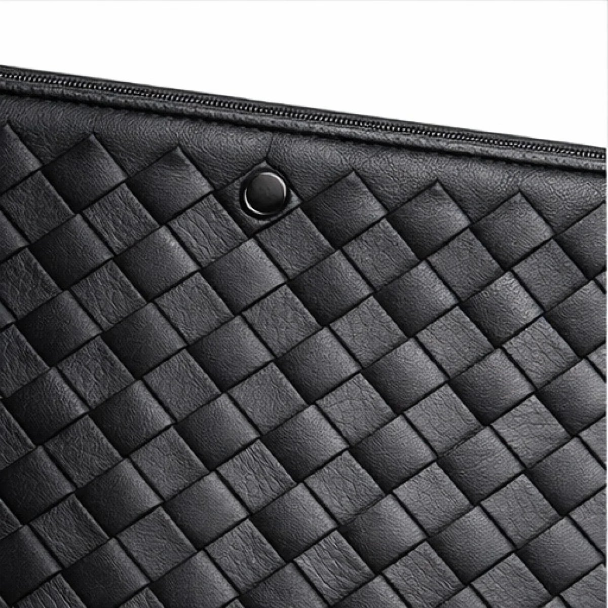 Bottega Veneta – Intrecciato Leather Zip Clutch – Black Edition - صورة 2