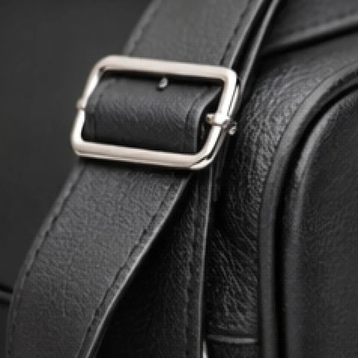 Gucci Logo Embossed Small Crossbody Bag - صورة 3