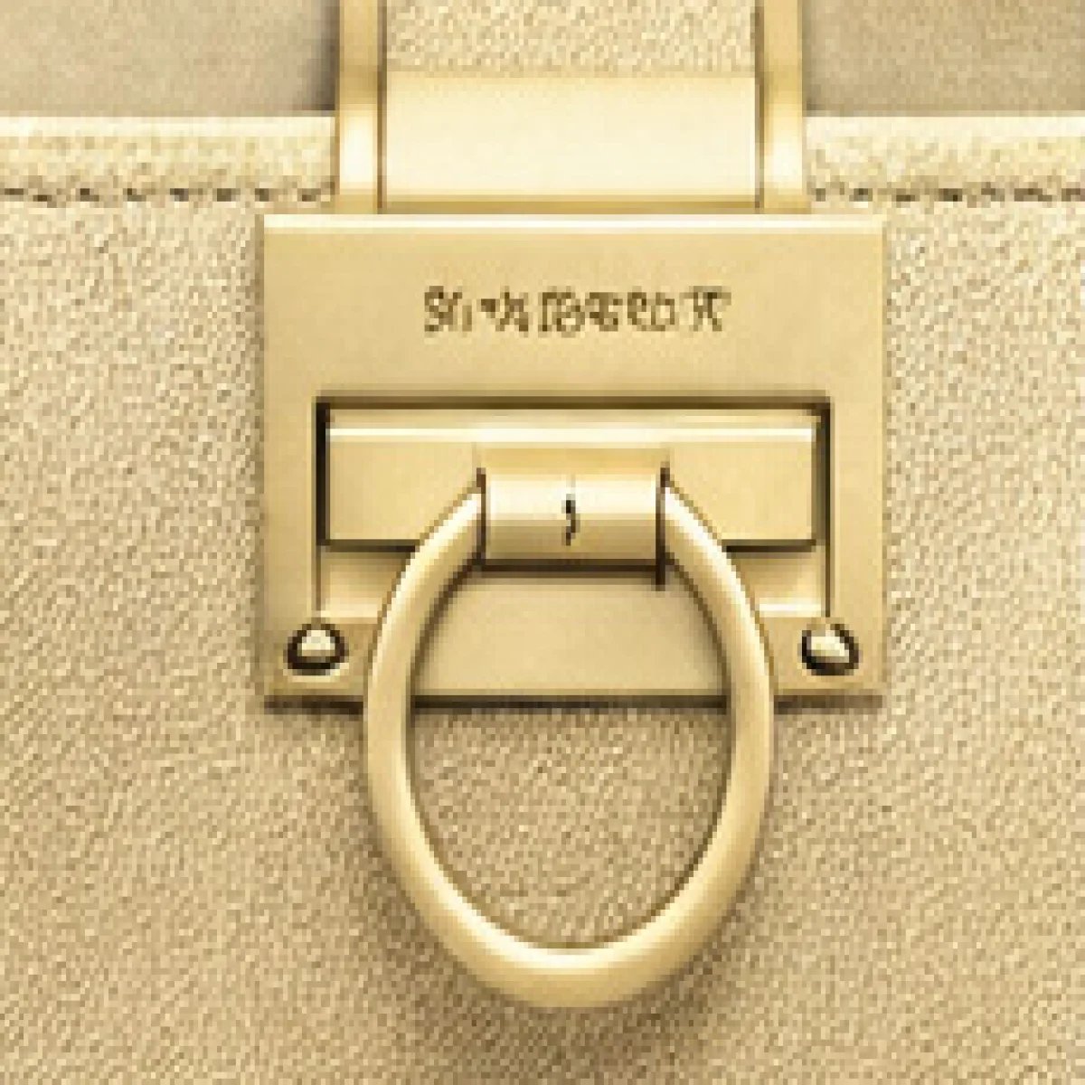 Burberry Quilted Logo Camera Crossbody Bag - صورة 3