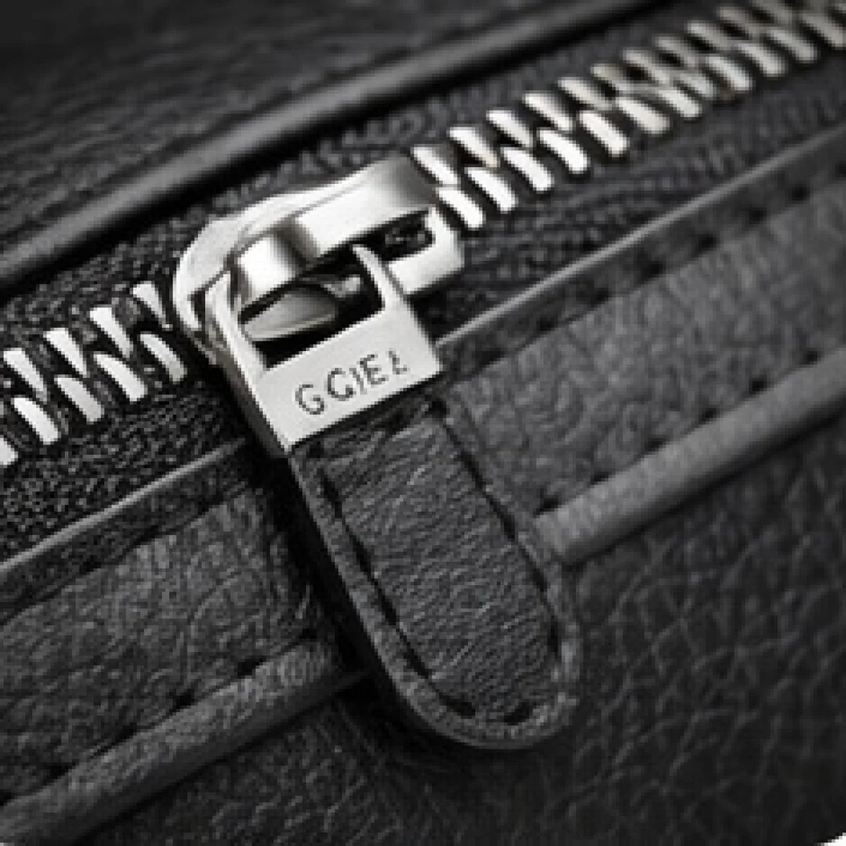 Gucci Logo Embossed Small Crossbody Bag - صورة 8