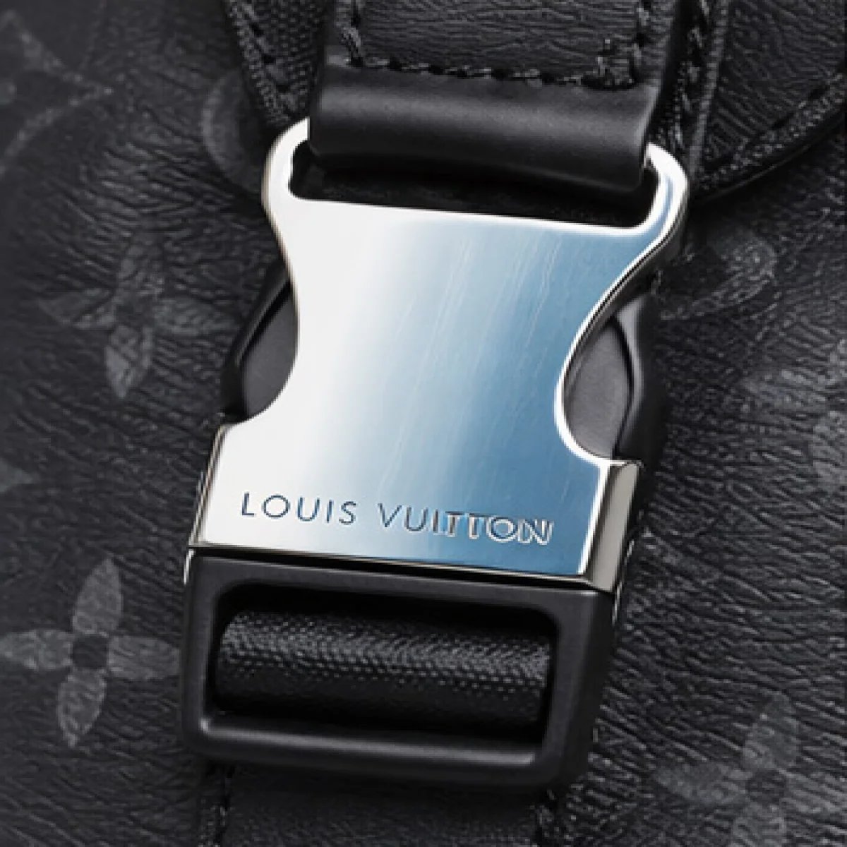 Louis Vuitton Monogram Eclipse Messenger Bag – Black Edition - صورة 6