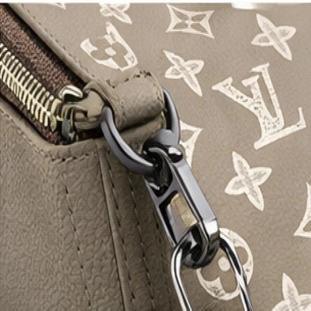 Louis Vuitton – Monogram Canvas Zip Clutch – Beige Edition - صورة 3