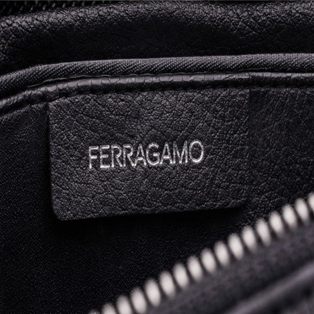 Ferragamo Firenze – Classic Grain Leather Zip Clutch – Black Edition - صورة 2