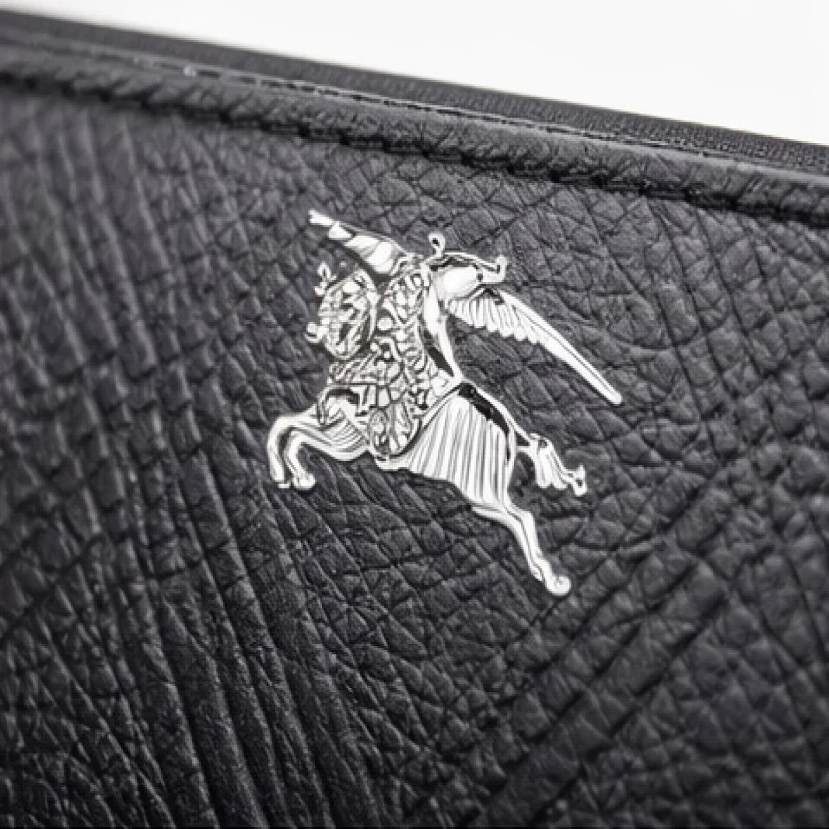 Burberry London Check Zip Wallet – Black Edition - صورة 6