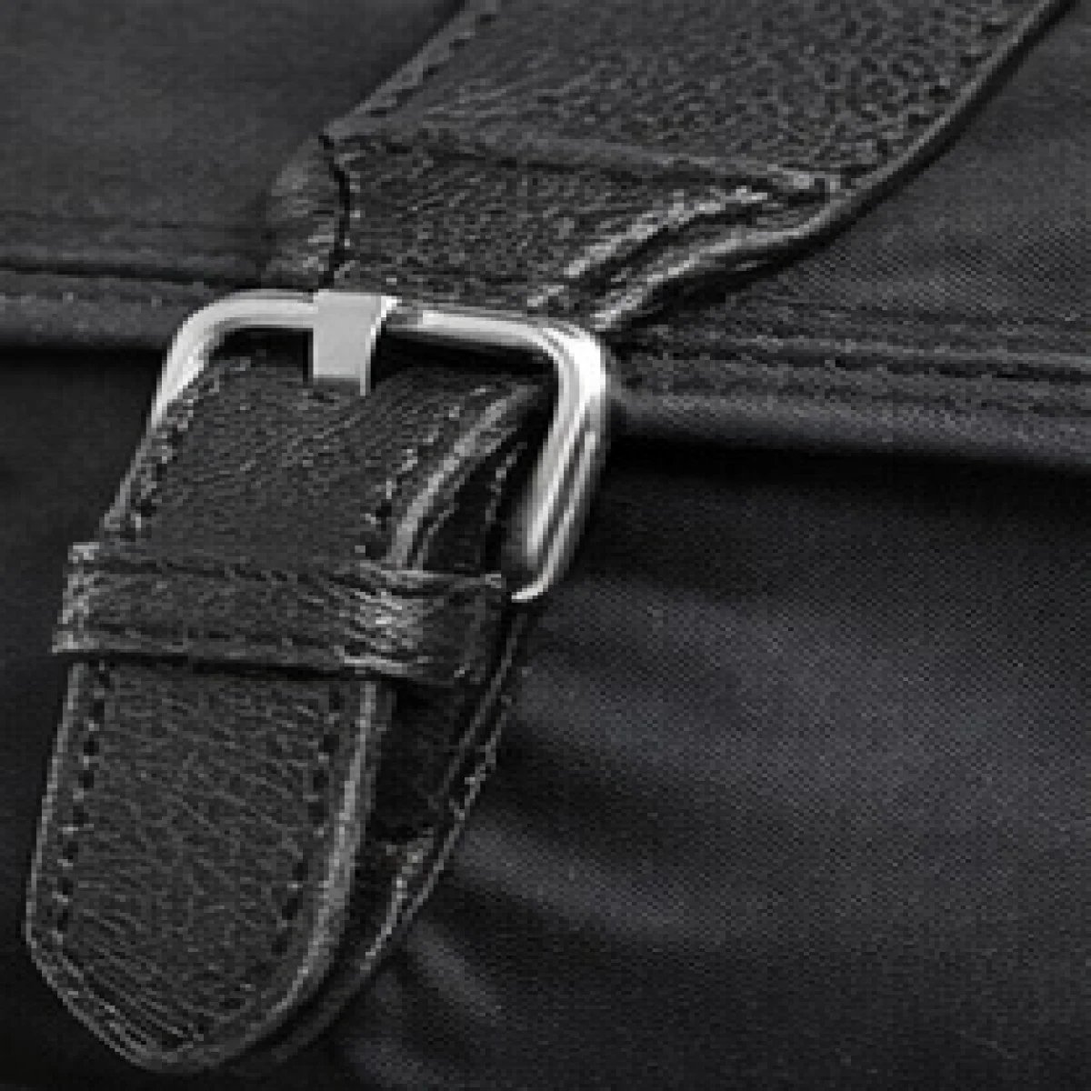 Prada Nylon Messenger Bag – Classic Urban Edition - صورة 7