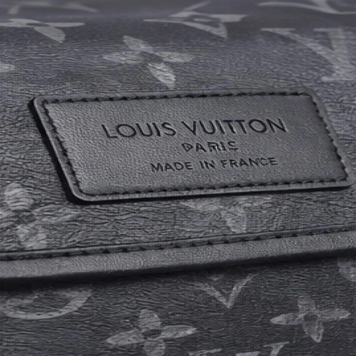 Louis Vuitton Monogram Eclipse Messenger Bag – Black Edition - صورة 5