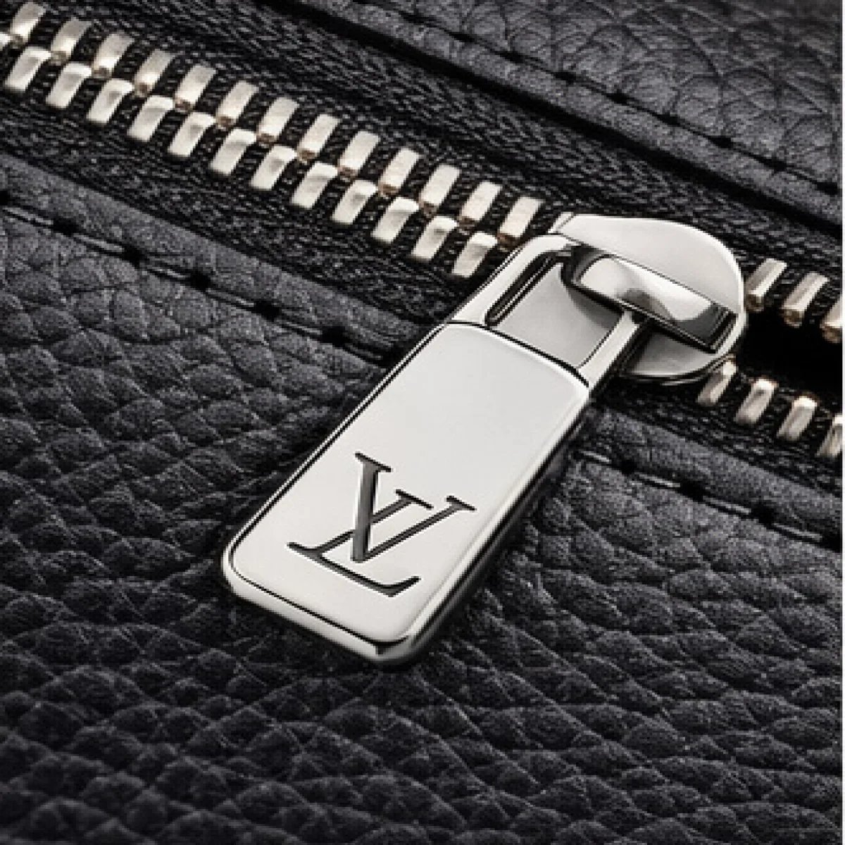 Louis Vuitton Monogram Leather Pouch – Black Edition - صورة 3