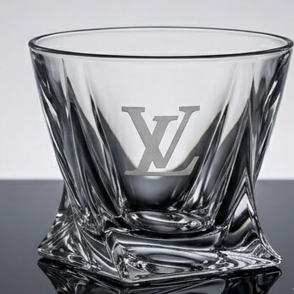 LOUIS VUITTON – Luxury Crystal Monogram Cup Set - صورة 3