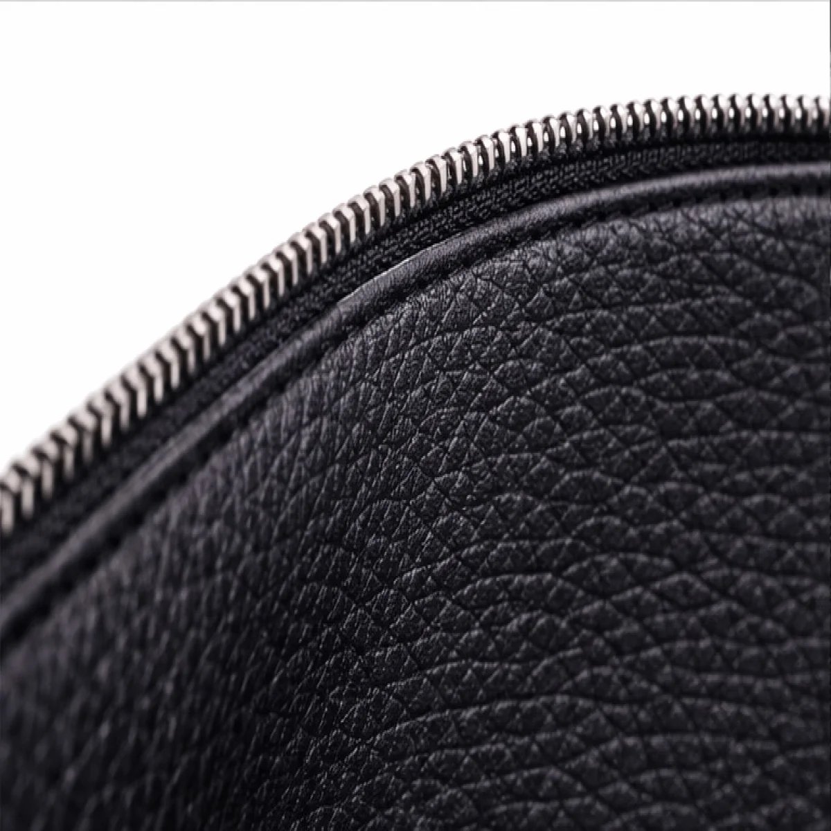 Ferragamo Firenze – Classic Grain Leather Zip Clutch – Black Edition - صورة 3