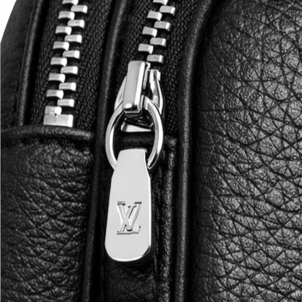 Louis Vuitton Urban Sling Leather Bag - صورة 2