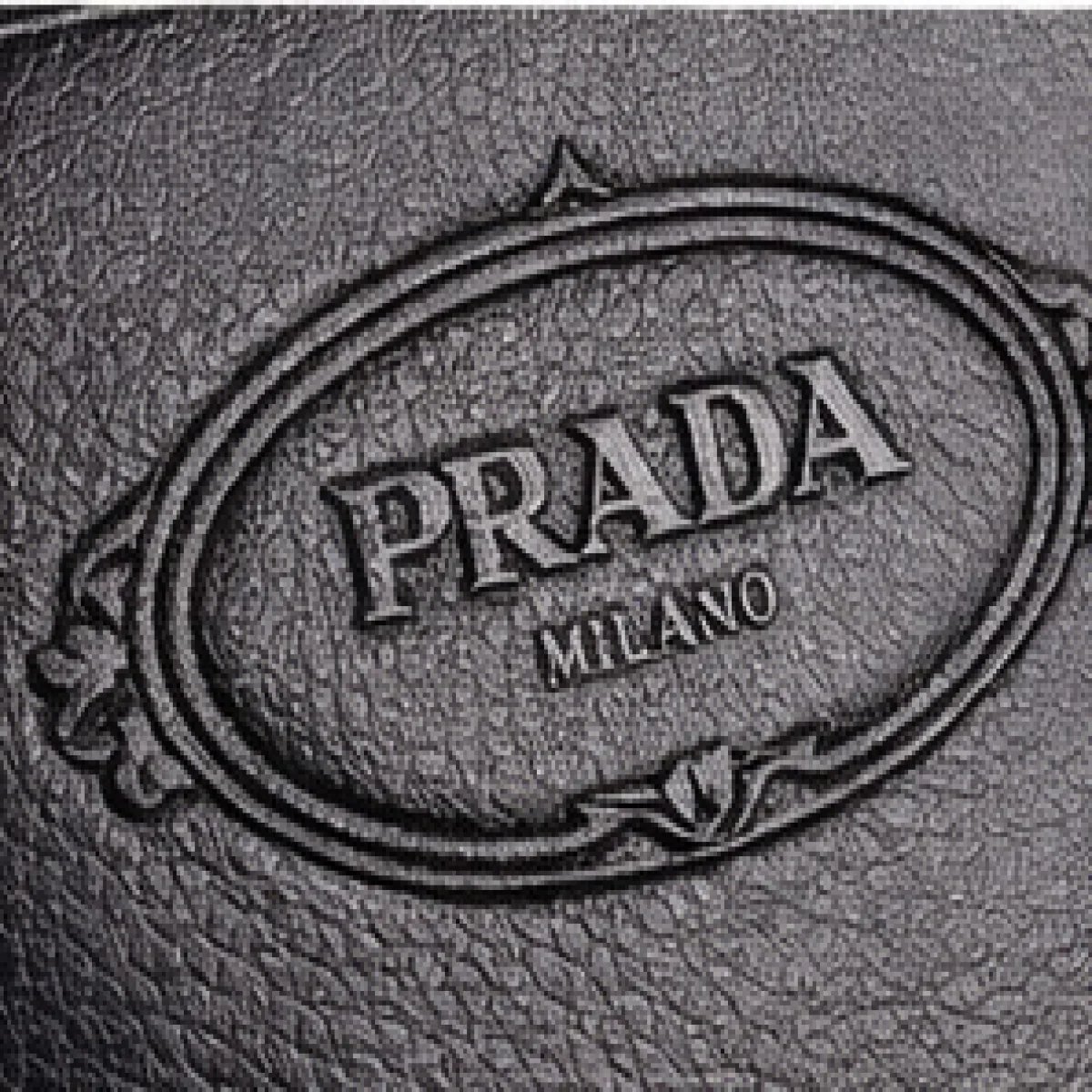 Prada Milano – Embossed Logo Leather Clutch – Black Edition - صورة 3