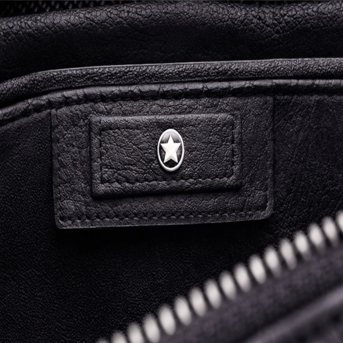 Montblanc Heritage Paris – Croco Signature Leather Zip Clutch – Black Edition - صورة 2