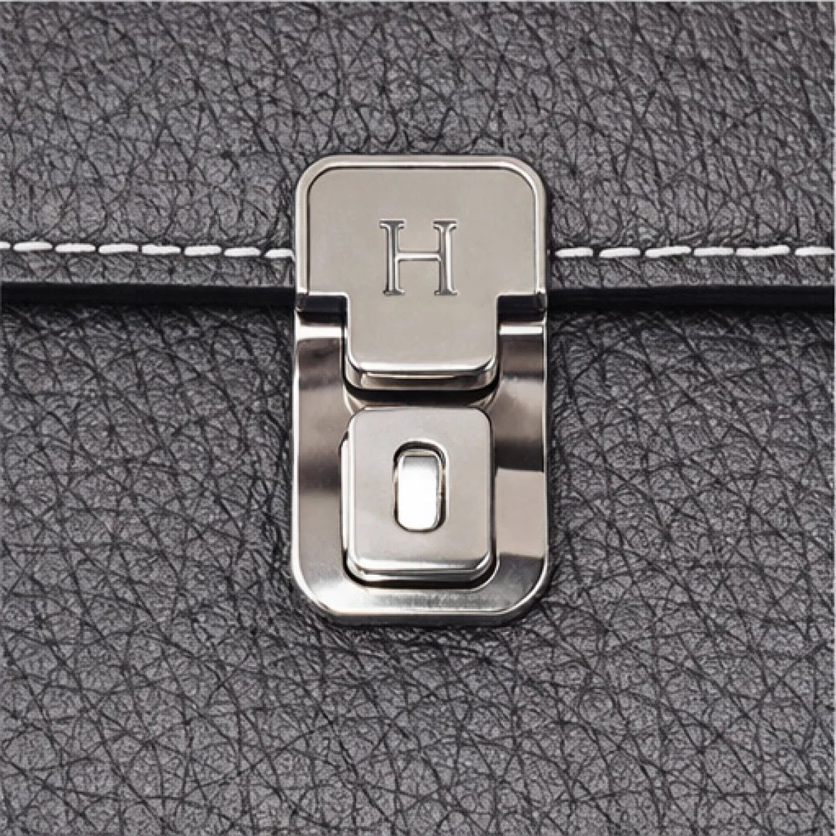 Tod’s – Leather Flap Clutch – Grey Edition - صورة 3