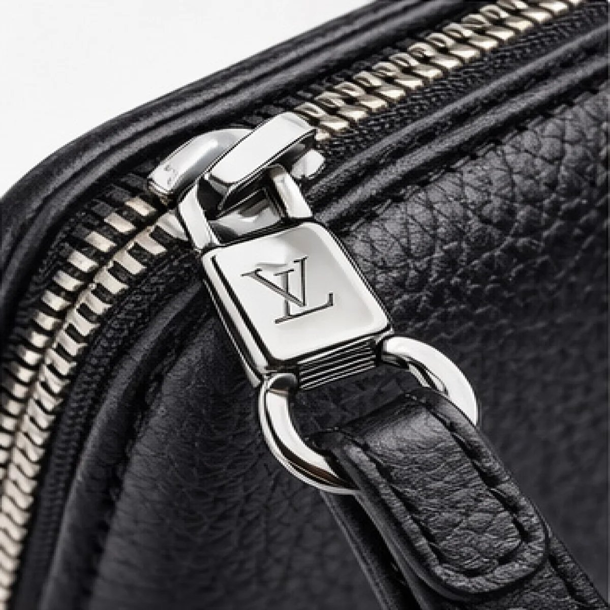 Louis Vuitton Monogram Leather Pouch – Black Edition - صورة 7