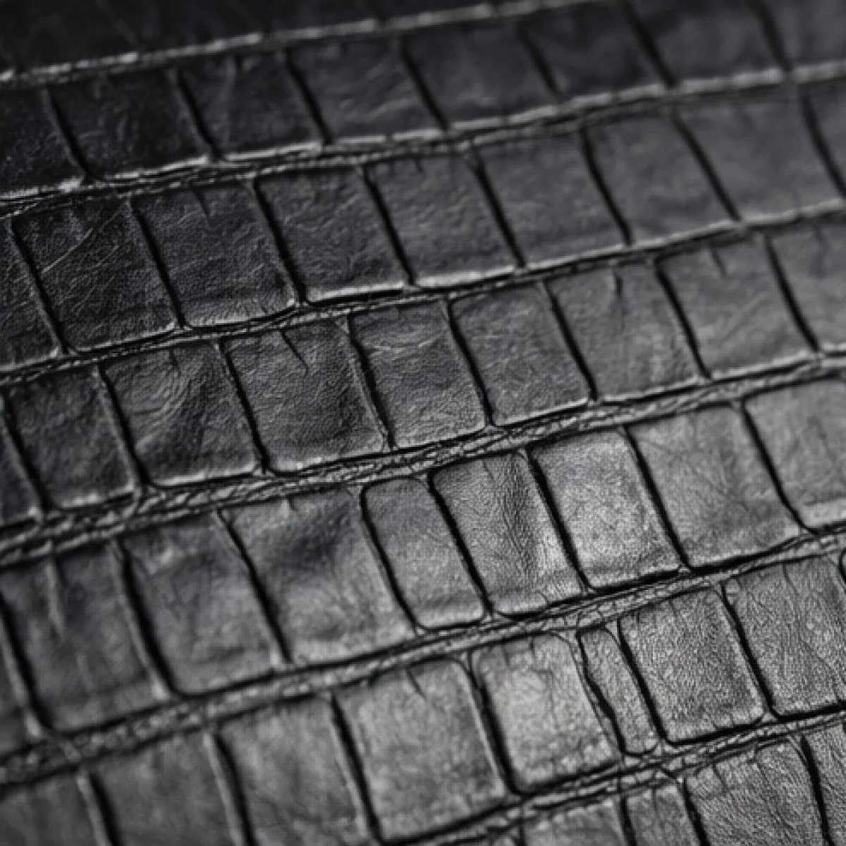 Prada – Crocodile Embossed Clutch – Black Edition - صورة 3