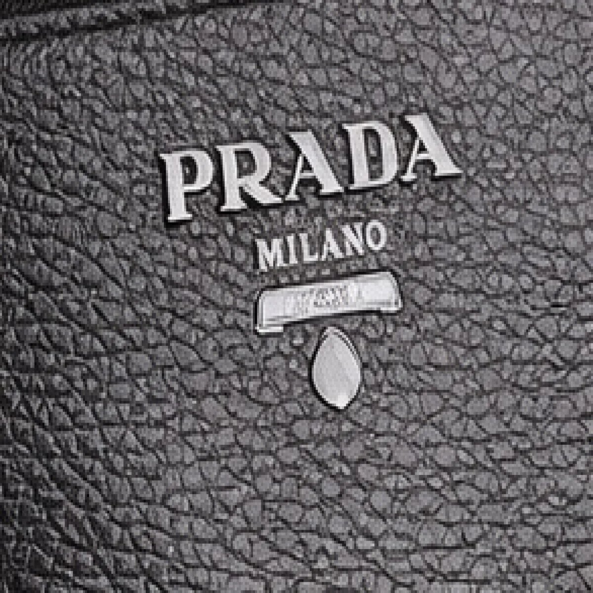 Prada – Grain Leather Minimal Clutch – Black Edition - صورة 3