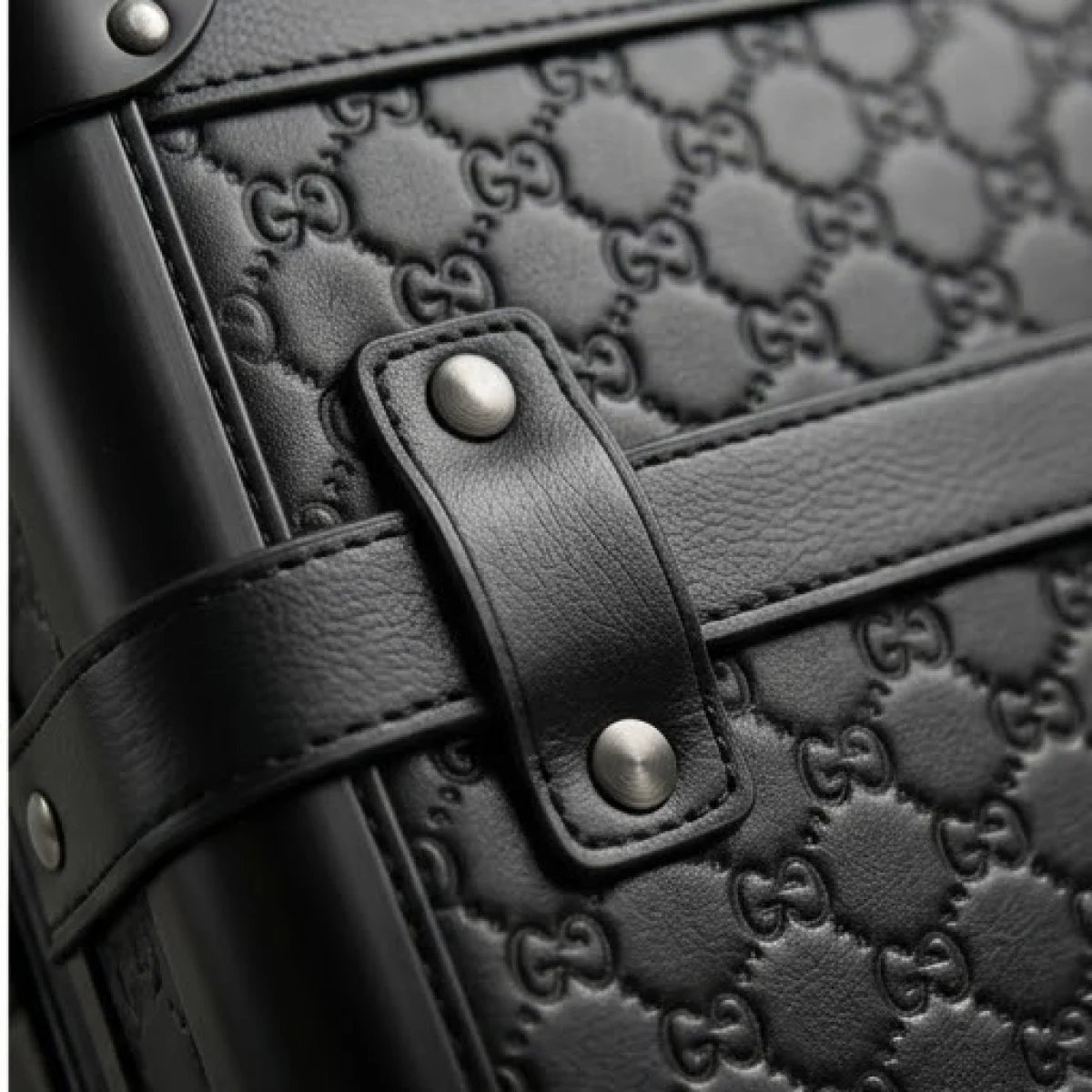 Gucci – GG Embossed Cabin Rolling Suitcase Black Edition - صورة 3