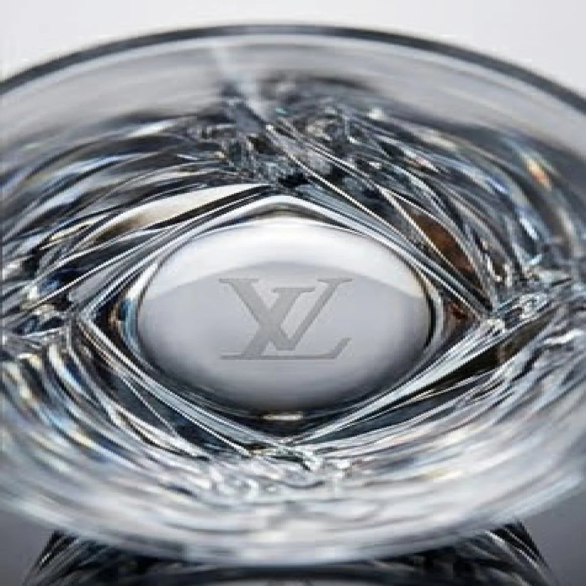 LOUIS VUITTON – Luxury Crystal Monogram Cup Set - صورة 4