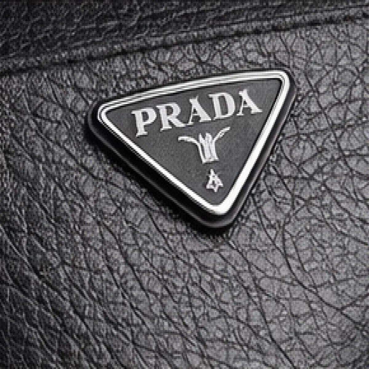Prada – Soft Grain Leather Wristlet Clutch – Black Edition - صورة 3