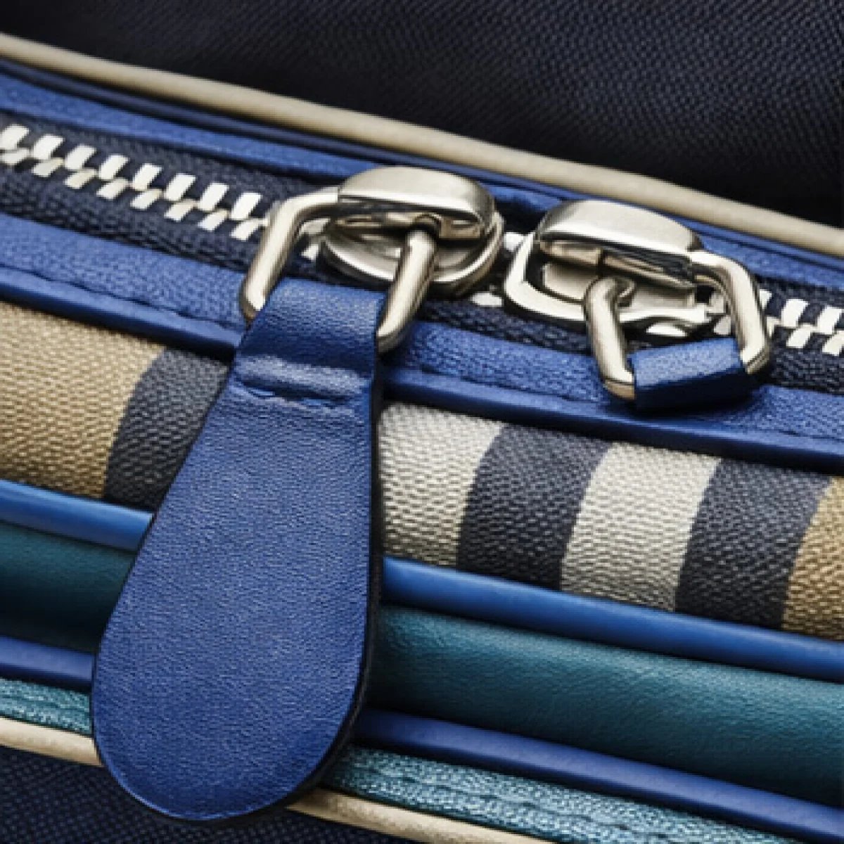 Burberry Mini Crossbody Utility Bag – Multicolor Edition - صورة 7