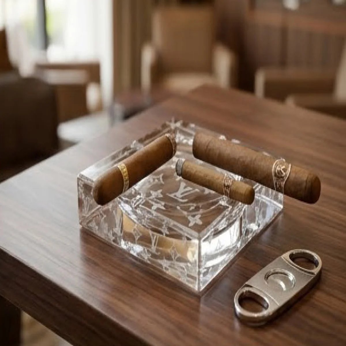 LOUIS VUITTON – Luxury Crystal Monogram Dish - صورة 3