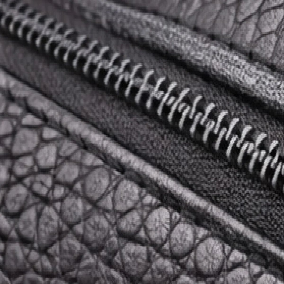 Bottega Veneta Milano – Stingray Exotic Leather Clutch – Black Edition - صورة 2