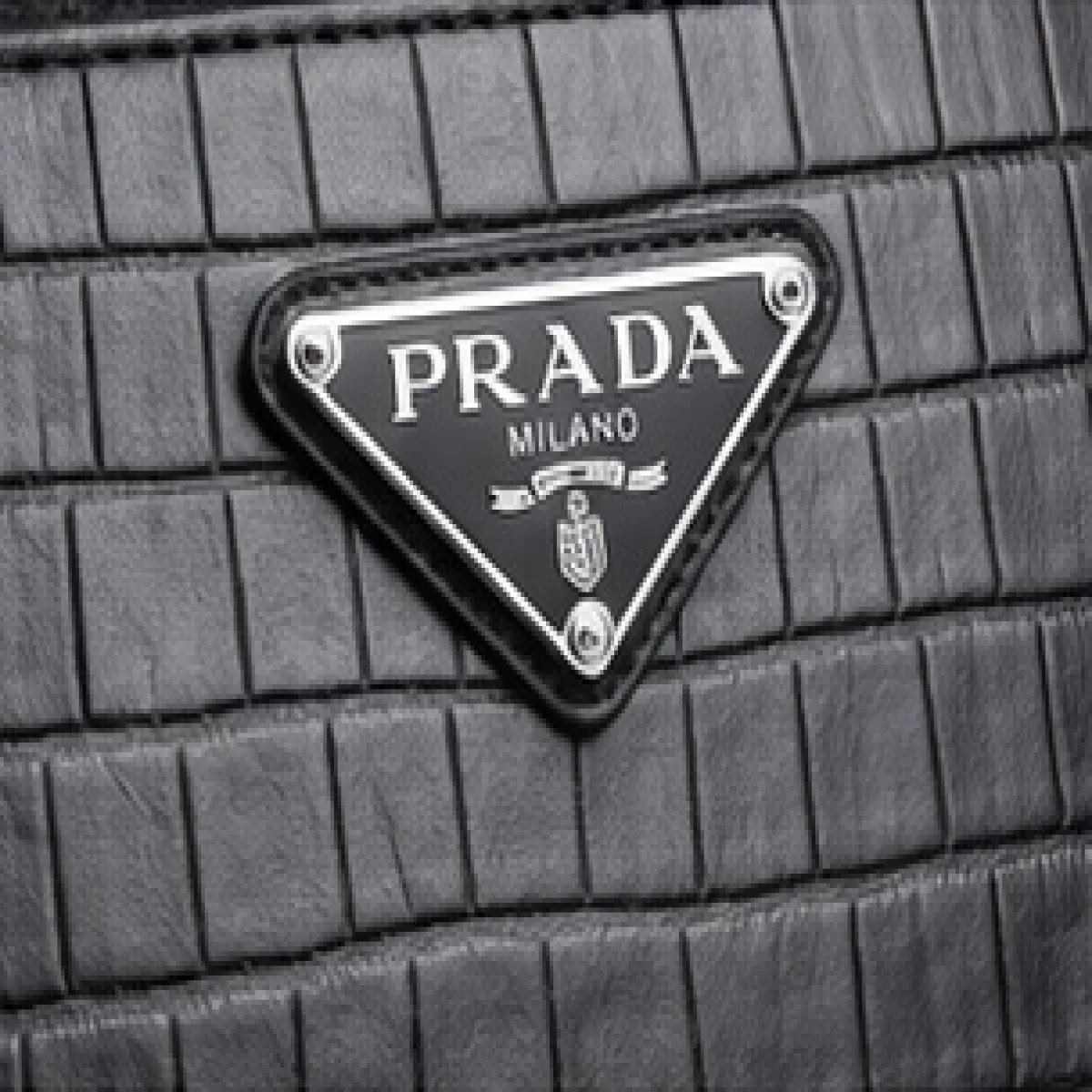 Prada – Crocodile Embossed Leather Wristlet Clutch – Black Edition - صورة 3