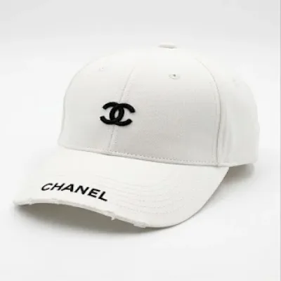 Signature White Cap – Luxury Fashion Collection | تصميم فاخر كلاسيكي | باقر ستور العراق