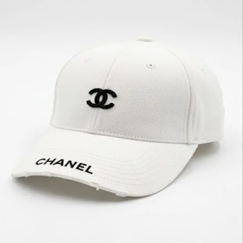 Signature White Cap – Luxury Fashion Collection | تصميم فاخر كلاسيكي | باقر ستور العراق
