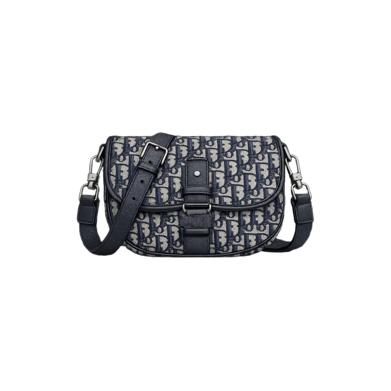 Oblique Canvas Saddle Crossbody Bag | تصميم فاخر كلاسيكي | باقر ستور العراق