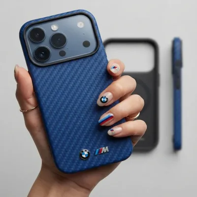 كفر BMW MagSafe Hard Case بنمط Carbon مع شعار معدني لهاتف iPhone 18 Pro Max
